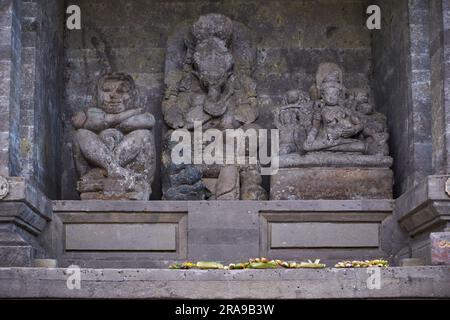 Relikt Budha und Ganesha im Inneren von Goa Gajah oder Elefantenhöhle auf der Insel Bali in der Nähe von Ubud, in Indonesien. Erbaut im 9. Jahrhundert. Stockfoto