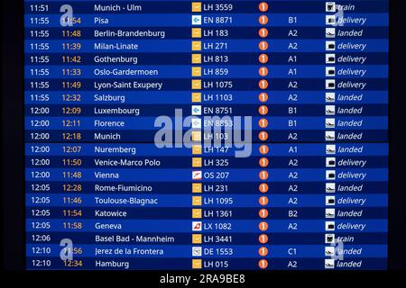 Flughafen Frankfurt, Anzeigetafeln für ankommende Flüge Stockfoto