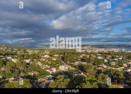 Landschaft mit Bungalows in Javea (Xabia), Costa Blanca, in der Provinz Alicante im Hintergrund der Berg Montgo bei Denia Stockfoto