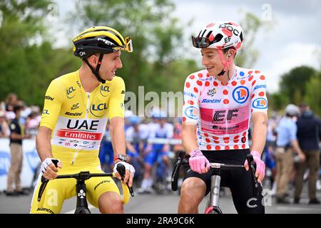 San Sebastian, Spanien. 02. Juli 2023. British Adam Yates vom Team Emirates der Vereinigten Arabischen Emirate und Neilson Powless von EF Education-EasyPost zu Beginn der zweiten Etappe des Radrennens Tour de France, einem 208 km langen 9 km langen Rennen von Vitoria-Gasteiz nach San Sebastian, Spanien, Sonntag, 02. Juli 2023. Die diesjährige Tour de France findet vom 01. Bis 23. Juli 2023 statt. BELGA FOTO JASPER JACOBS Kredit: Belga News Agency/Alamy Live News Stockfoto