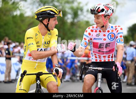 San Sebastian, Spanien. 02. Juli 2023. British Adam Yates vom Team Emirates der Vereinigten Arabischen Emirate und Neilson Powless von EF Education-EasyPost zu Beginn der zweiten Etappe des Radrennens Tour de France, einem 208 km langen 9 km langen Rennen von Vitoria-Gasteiz nach San Sebastian, Spanien, Sonntag, 02. Juli 2023. Die diesjährige Tour de France findet vom 01. Bis 23. Juli 2023 statt. BELGA FOTO JASPER JACOBS Kredit: Belga News Agency/Alamy Live News Stockfoto