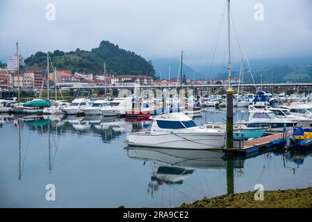 Blick auf den Jachthafen in Ribadesella in Nordspanien Stockfoto