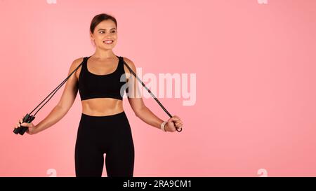 Fitnessmodell. Porträt Von Fit Young Woman In Sportswear Holding Jump Rope Stockfoto
