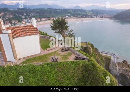 Luftaufnahme der Kirche am Monte Corberu in Ribadesella im Norden Spaniens Stockfoto