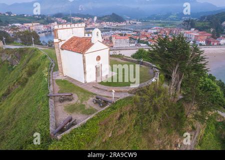 Luftaufnahme der Kirche am Monte Corberu in Ribadesella im Norden Spaniens Stockfoto