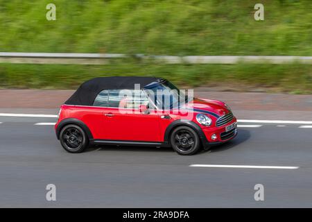 2005 Mini Cooper Opt Start/Stop Red Car Cabriolet Benzinmotor 1598 cm3; Fahrt mit hoher Geschwindigkeit auf der Autobahn M6 in Greater Manchester, Großbritannien Stockfoto