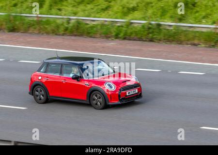 2023 Mini Cooper S Classic Auto 178 Steptronic Auto Start/Stop Red Car Fatchback Benzinmotor 1998 cm3; Fahrt mit hoher Geschwindigkeit auf der Autobahn M6 im Großraum Manchester, Großbritannien Stockfoto