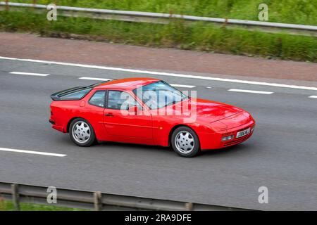 1992 90s Neunziger Porsche 944 S2 Red Car Coupe Benzin 2990 cm3; Fahrt mit hoher Geschwindigkeit auf der Autobahn M6 in Greater Manchester, Großbritannien Stockfoto