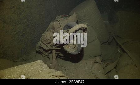 Schubkarre, Fässer und andere Fracht im Frachtraum der Fähre Salem Express Schiffswrack, Rotes Meer, Safaga, Ägypten Stockfoto