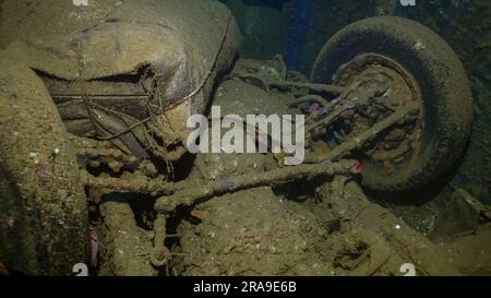 Gestürztes Auto und andere Fracht im Frachtraum der Fähre Salem Express Schiffswrack, Rotes Meer, Safaga, Ägypten Stockfoto