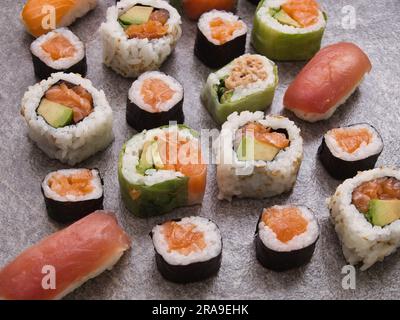 Overhead japanisches Sushi essen. Maki ands Brötchen mit Thunfisch, Lachs, Garnelen, Krabben und Avocado. Blick von oben auf die sortierten Sushi, alle Sie Menü essen kann. Rainbow s Stockfoto