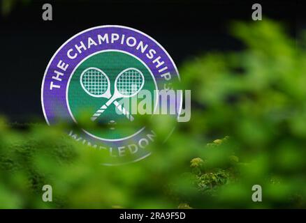 Ein allgemeiner Blick auf das Wimbledon Championships Logo im All England Lawn Tennis and Croquet Club in Wimbledon, vor den Meisterschaften, die am Montag beginnen. Foto: Sonntag, 2. Juli 2023. Stockfoto