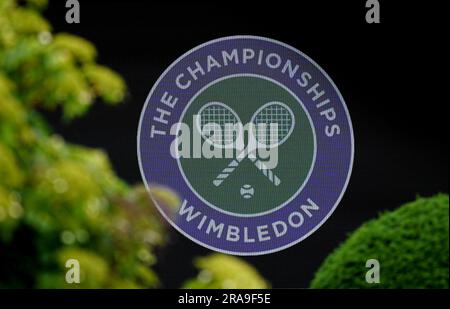 Ein allgemeiner Blick auf das Wimbledon Championships Logo im All England Lawn Tennis and Croquet Club in Wimbledon, vor den Meisterschaften, die am Montag beginnen. Foto: Sonntag, 2. Juli 2023. Stockfoto