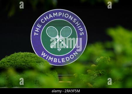 Ein allgemeiner Blick auf das Wimbledon Championships Logo im All England Lawn Tennis and Croquet Club in Wimbledon, vor den Meisterschaften, die am Montag beginnen. Foto: Sonntag, 2. Juli 2023. Stockfoto