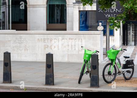 Leihfahrräder für Lime-Elektrofahrräder vor dem New Scotland Yard Metropolitan Police Headquarters in Victoria Embankment, London, Großbritannien Stockfoto