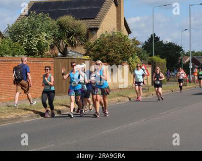 Kesgrave, Suffolk - 2. Juli 2023 : vom Laufverein Kesgrave Kruisers organisiertes Rennen zum Alan Brown Memorial 10k. Heißer Sommermorgen. Fröhliche, lächelnde Läufer. Stockfoto