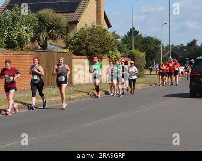 Kesgrave, Suffolk - 2. Juli 2023 : vom Laufverein Kesgrave Kruisers organisiertes Rennen zum Alan Brown Memorial 10k. Heißer Sommermorgen. Fröhliche, lächelnde Läufer. Stockfoto