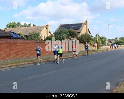 Kesgrave, Suffolk - 2. Juli 2023 : vom Laufverein Kesgrave Kruisers organisiertes Rennen zum Alan Brown Memorial 10k. Heißer Sommermorgen. Gemischte Gruppe von Angusskanälen. Stockfoto