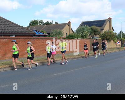 Kesgrave, Suffolk - 2. Juli 2023 : vom Laufverein Kesgrave Kruisers organisiertes Rennen zum Alan Brown Memorial 10k. Heißer Sommermorgen. Gemischte Gruppe von Angusskanälen. Stockfoto