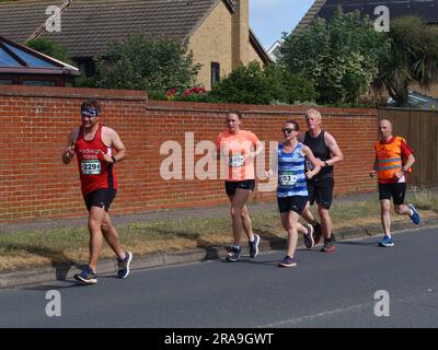 Kesgrave, Suffolk - 2. Juli 2023 : vom Laufverein Kesgrave Kruisers organisiertes Rennen zum Alan Brown Memorial 10k. Heißer Sommermorgen. Gemischte Gruppe von Angusskanälen. Stockfoto