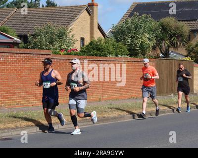 Kesgrave, Suffolk - 2. Juli 2023 : vom Laufverein Kesgrave Kruisers organisiertes Rennen zum Alan Brown Memorial 10k. Heißer Sommermorgen. Gemischte Gruppe von Angusskanälen. Stockfoto