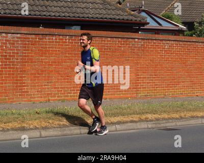 Kesgrave, Suffolk - 2. Juli 2023 : vom Laufverein Kesgrave Kruisers organisiertes Rennen zum Alan Brown Memorial 10k. Heißer Sommermorgen. Ein männlicher Läufer. Stockfoto