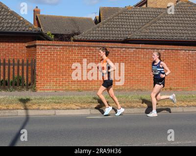 Kesgrave, Suffolk - 2. Juli 2023 : vom Laufverein Kesgrave Kruisers organisiertes Rennen zum Alan Brown Memorial 10k. Heißer Sommermorgen. Zwei weibliche Läufer. Stockfoto