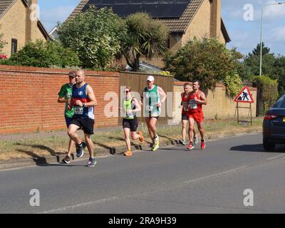 Kesgrave, Suffolk - 2. Juli 2023 : vom Laufverein Kesgrave Kruisers organisiertes Rennen zum Alan Brown Memorial 10k. Heißer Sommermorgen. Gruppe von Angusskanälen. Stockfoto