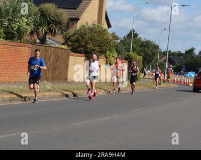 Kesgrave, Suffolk - 2. Juli 2023 : vom Laufverein Kesgrave Kruisers organisiertes Rennen zum Alan Brown Memorial 10k. Heißer Sommermorgen. Gruppe von Angusskanälen. Stockfoto