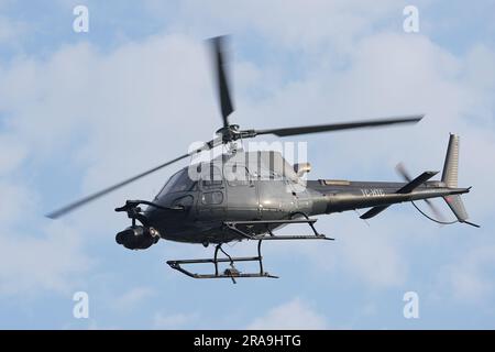 ISTANBUL, TURKIYE - 06. NOVEMBER 2022: Eurocopter AS350 Ecureuil fliegt über Istanbul City Stockfoto