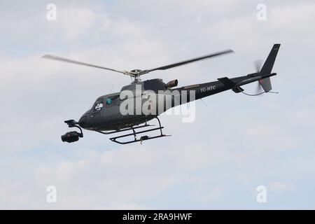 ISTANBUL, TURKIYE - 06. NOVEMBER 2022: Eurocopter AS350 Ecureuil fliegt über Istanbul City Stockfoto
