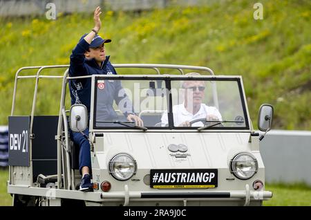 Spielberg, Österreich. 02. Juli 2023. SPIELBERG - Nyck de Vries (AlphaTauri) während der Fahrerparade vor dem Großen Preis Österreichs am Red Bull Ring am 02. Juli 2023 in Spielberg, Österreich. ANP SEM VAN DER WAL Credit: ANP/Alamy Live News Stockfoto