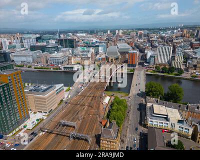 Luftaufnahme von der Drohne von Brücken über den Fluss Clyde im Stadtzentrum von Glasgow, Schottland, Großbritannien Stockfoto