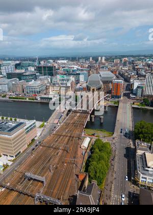 Luftaufnahme von der Drohne von Brücken über den Fluss Clyde im Stadtzentrum von Glasgow, Schottland, Großbritannien Stockfoto