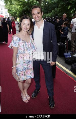 Zoe Tapper und Oliver Dimsdale kommen für die South Bank Sky Arts Awards im Savoy in London an. Foto: Sonntag, 2. Juli 2023. Stockfoto