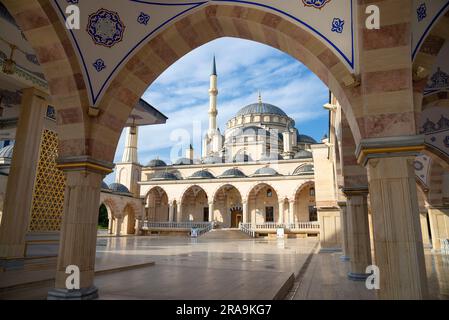 GROSNY, RUSSLAND - 14. JUNI 2023: Innenhof im Herzen der Tschetschenien-Moschee. Grosny, Tschetschenische Republik Stockfoto