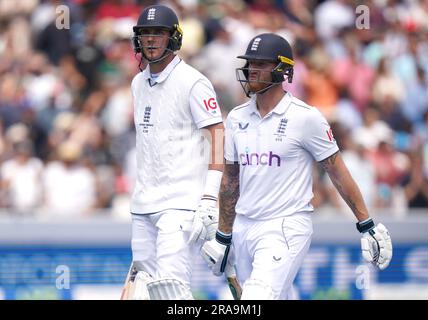 Englands Stuart Broad und Ben Stokes verlassen das Spielfeld zum Mittagessen am 5. Tag des zweiten Ashes-Testspiels im Lord's, London. Foto: Sonntag, 2. Juli 2023. Stockfoto