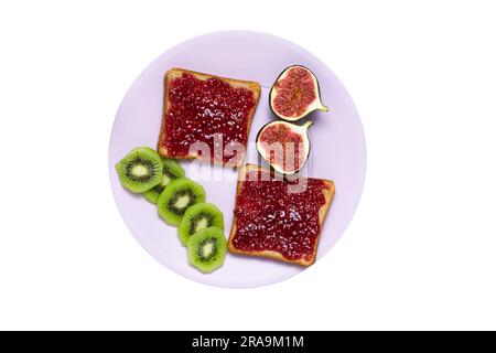 Geröstetes Brot mit hausgemachter Marmelade auf Teller, isoliert auf weißem Hintergrund. Draufsicht. Sandwiches mit Himbeerkonfitüre. Frische Feigen und Kiwis für Stockfoto