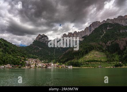 Alleghe See, Dolomiten Wochenende, wunderschöne Berge und schöne Lichter. Stockfoto