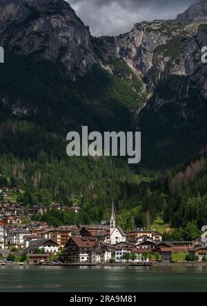 Alleghe See, Dolomiten Wochenende, wunderschöne Berge und schöne Lichter. Stockfoto