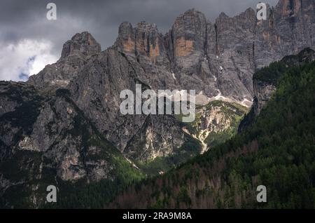 Dolomitenwochenende, wunderschöne Berge und schöne Lichter. Stockfoto