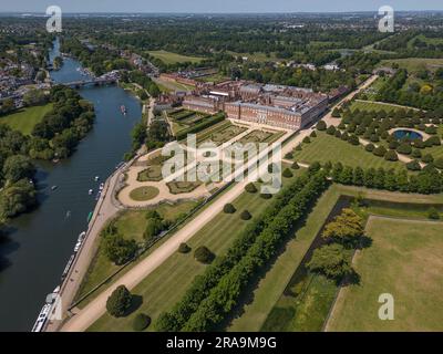 Blick aus der Vogelperspektive auf den Hampton Court Palace und die Themse, Surrey, Großbritannien. Stockfoto