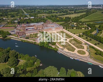 Blick aus der Vogelperspektive auf den Hampton Court Palace und die Themse, Surrey, Großbritannien. Stockfoto