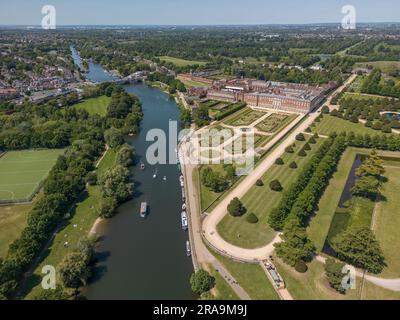 Blick aus der Vogelperspektive auf den Hampton Court Palace und die Themse, Surrey, Großbritannien. Stockfoto