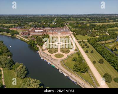 Blick aus der Vogelperspektive auf den Hampton Court Palace und die Themse, Surrey, Großbritannien. Stockfoto