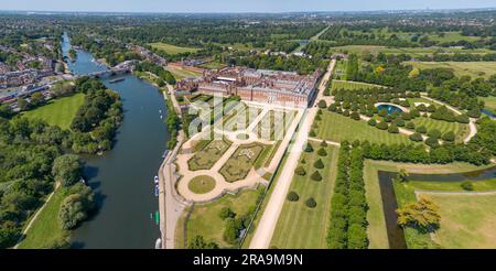 Panoramablick aus der Vogelperspektive auf Hampton Court Palace, den Great Fountain Garden und die Themse, Surrey, Großbritannien. Stockfoto
