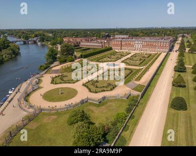 Blick aus der Vogelperspektive auf den Hampton Court Palace und die Themse, Surrey, Großbritannien. Stockfoto