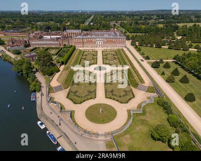 Blick aus der Vogelperspektive auf den Hampton Court Palace und die Themse, Surrey, Großbritannien. Stockfoto