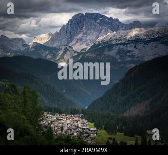 Dolomitenwochenende, wunderschöne Berge und schöne Lichter. Stockfoto