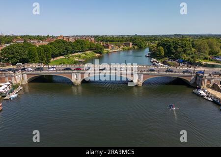 Blick aus der Vogelperspektive auf Hampton Court Palace, Hampton Court Bridge und die Themse, Surrey, Großbritannien Stockfoto